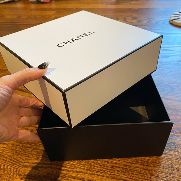 Authentic CHANEL BOX - Picture 7 of 9
